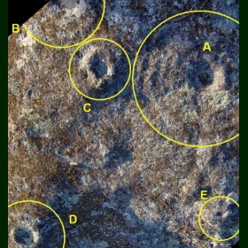 Fotografía vertical dos petroglifos